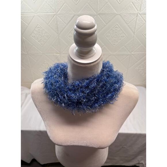 SCARF. blue fluffy soft polyester made in Taiwan 10 x 60" - Picture 4 of 8